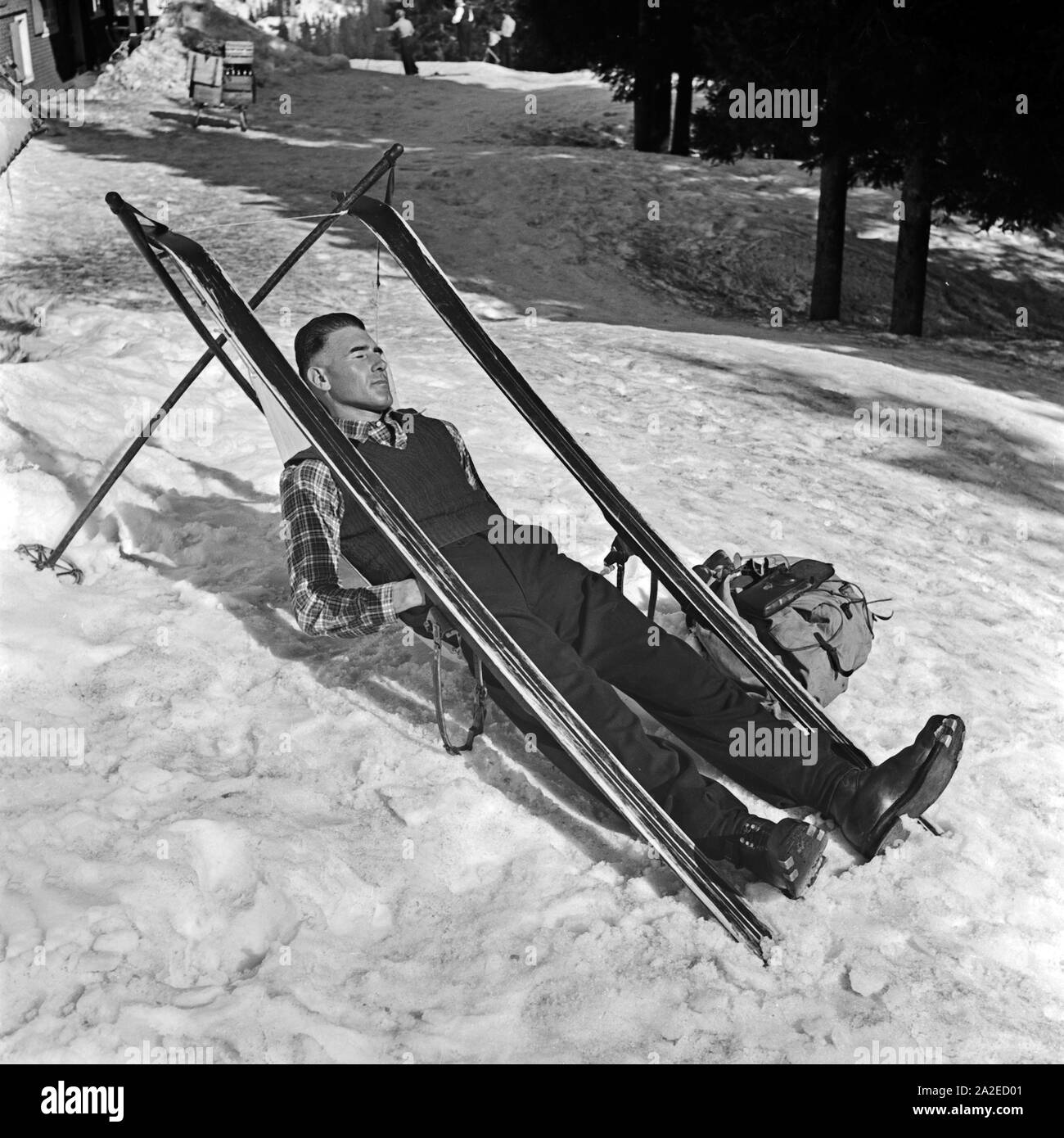 Ein Skiurlauber hat sich aus-Skifahrer einen Sitz gebaut und macht eine Pause, Deutschland 1930er Jahre. Ein Ski touristische erbaut, der Sitz von seinen Skiern und haben jetzt eine Pause, Deutschland 1930. Stockfoto