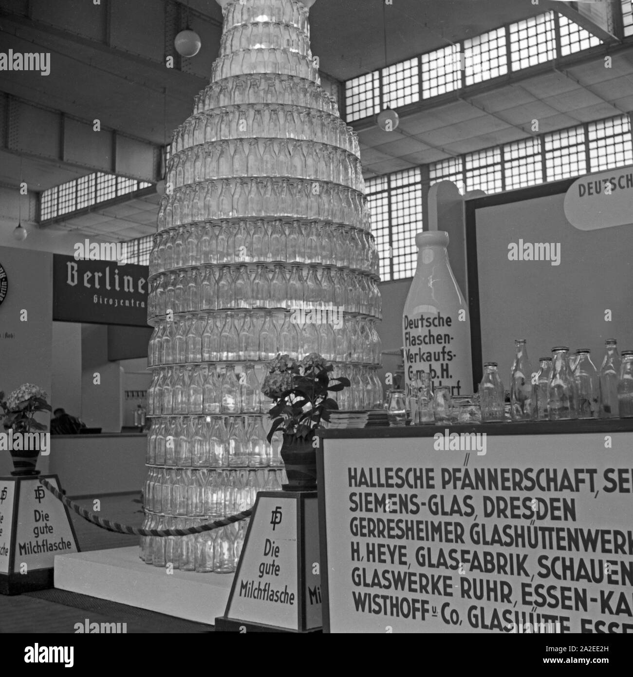 Auch die deutsche Glasindustrie nutzt die Internationale Milchwirtschaftliche Diplomprojekt in Berlin 1937 als Plattform zur Vorstellung und Verkauf ihrer Produkte, Deutschland 1930er Jahre. Die deutsche Glasindustrie nutzt auch die internationalen Molkereiwesen Ausstellung in Berlin 1937 als Plattform für die Präsentation und den Verkauf Ihrer Produkte, Deutschland 1930. Stockfoto
