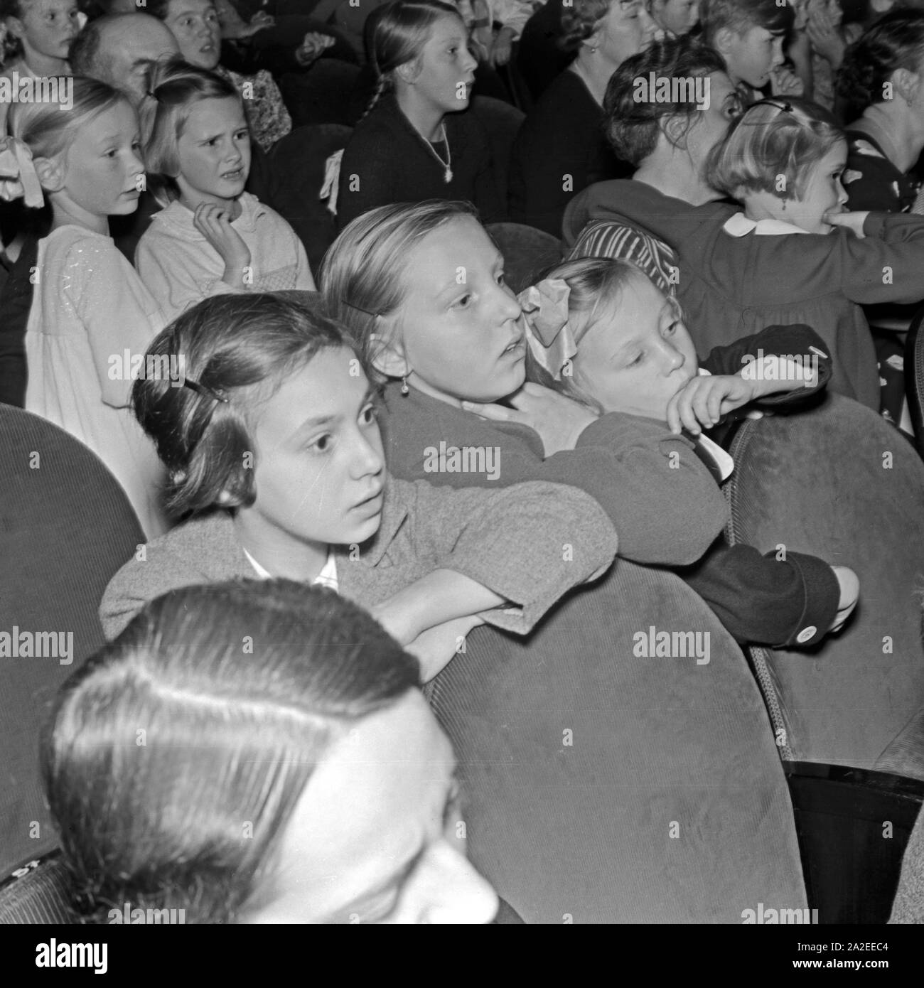 Spannung im Zuschauerraum bei der kindervorstellung im Rose Theater in Berlin Friedrichshain, Deutschland 1930er Jahre. Die Spannung der Zuschauer steigt der Kinder zeigen im Rose Theater in Berlin, Deutschland 1930. Stockfoto