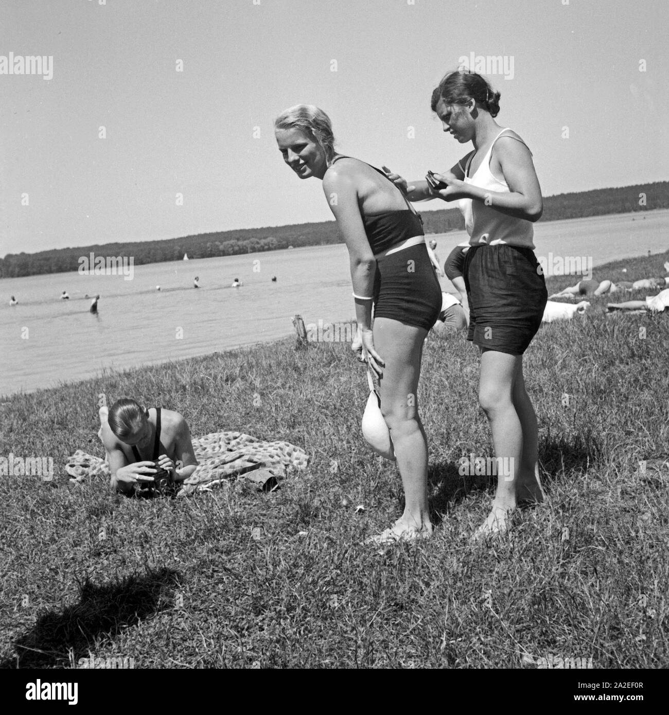 Beugt Sonnenbrand vor dem Eincremen im freizeitlager der Deutschen Arbeitsfront in Altenhof am Werbellinsee, Brandenburg, 1930er Jahre. Anwendung von Sonnencreme ist die beste Rettung gegen Sonnenbrand an der Freizeit Camp der Deutschen Arbeitsfront in Altenhof, Brandenburg, 1930. Stockfoto