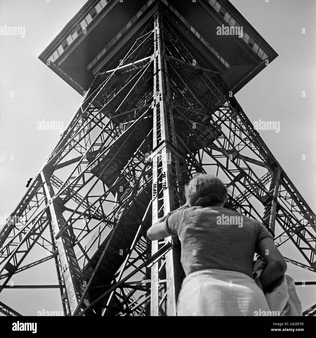 Unter dem Funkturm in Berlin, Deutschland, 1930er Jahre. Unter dem Berliner Funkturm, Deutschland 1930. Stockfoto