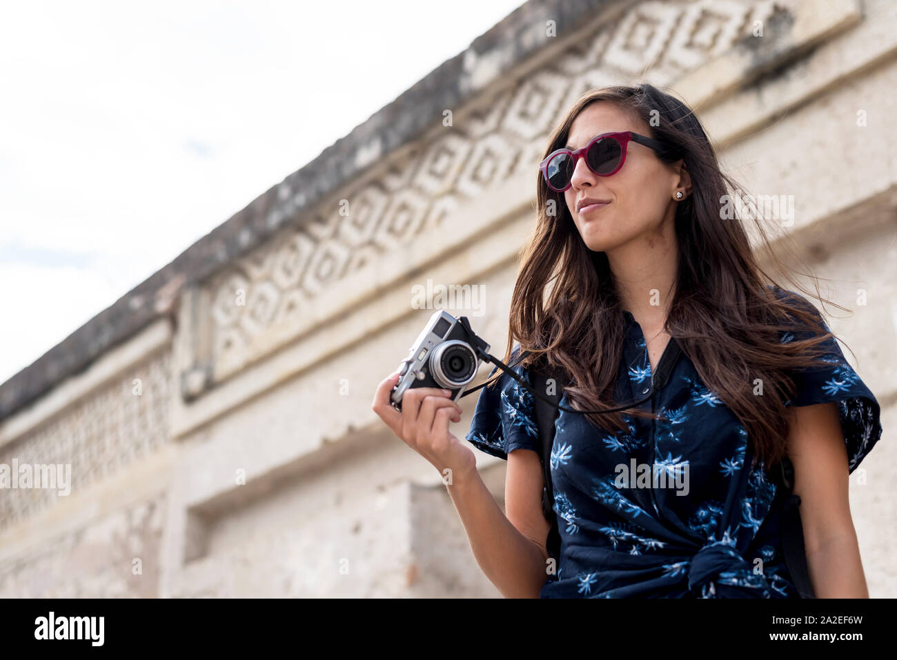 Touristische Frau mit retro style Kamera in Mitla, Mexiko Stockfoto