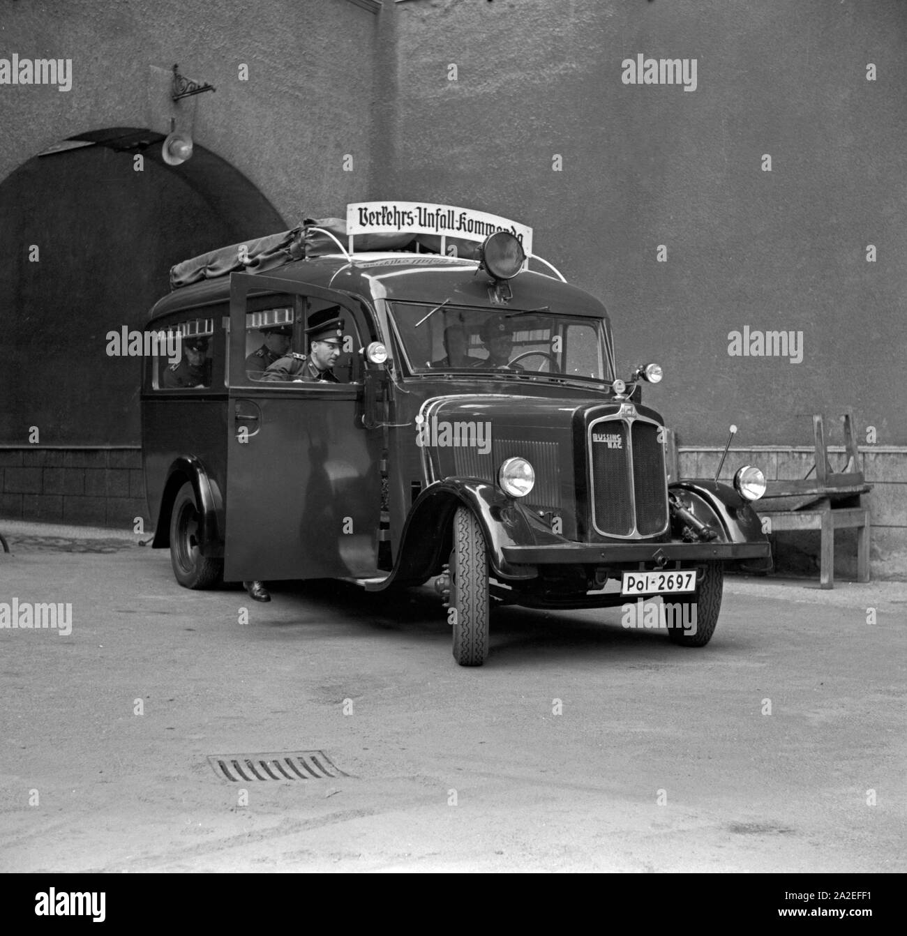 Der Einsatzwagen des Verkehrsunfallkommandos, ein Kleinbus des Fabrikats Büssing NAG, Deutschland, 1930er Jahre. Die Polizei Auto des Verkehrsunfallkommando, ein kleiner Bus der Gesellschaft Buessing NAG, Deutschland 1930. Stockfoto