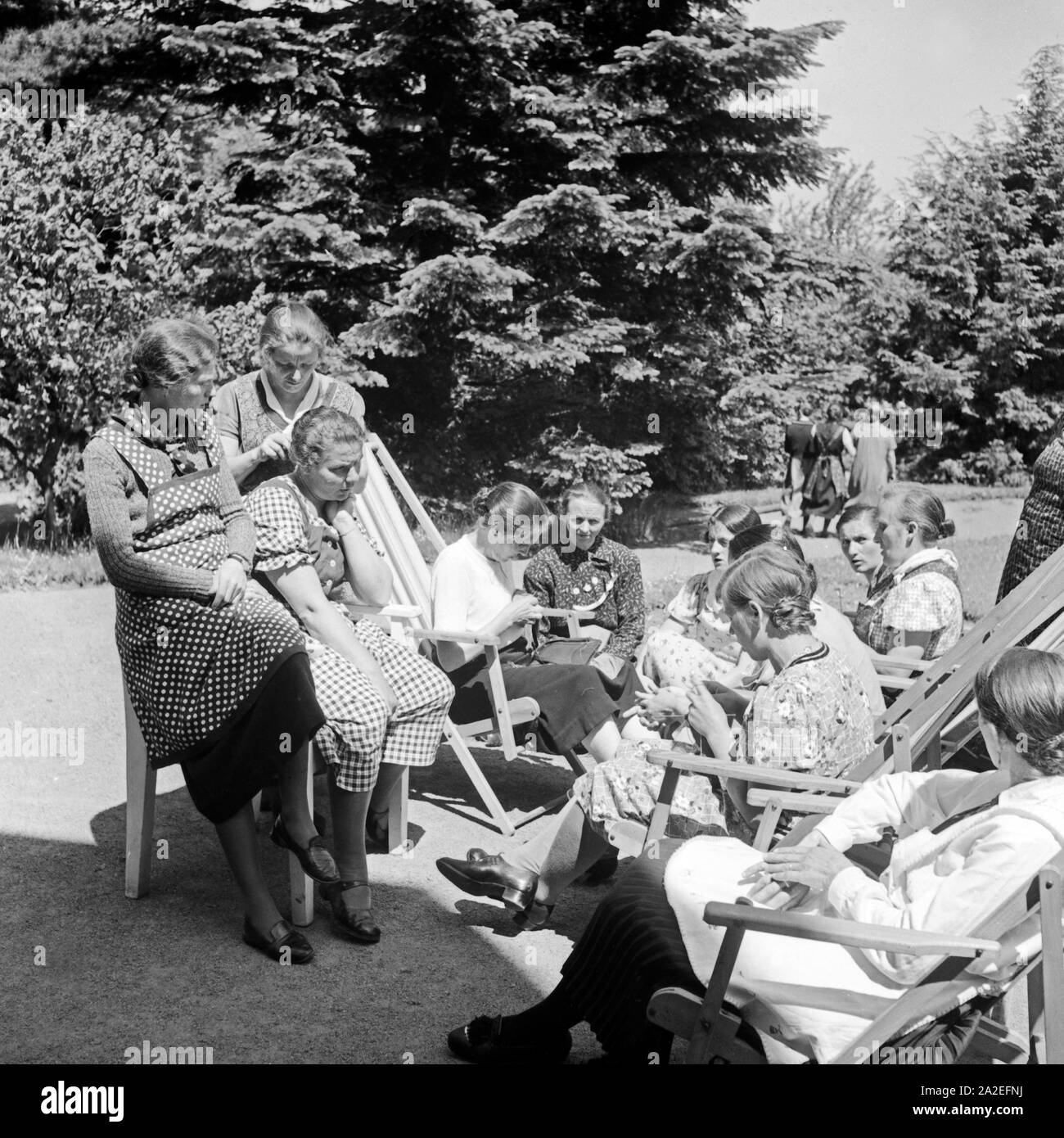 Frauen entspannen sich bei einer Unterhaltung im Murmeln und Art Heim in Tabarz, Thüringer Wald, 1930er Jahre. Frauen entspannen, während Sie einen Chat bei Mutter und Kind Freizeit in Tabarz, Thüringen. Stockfoto