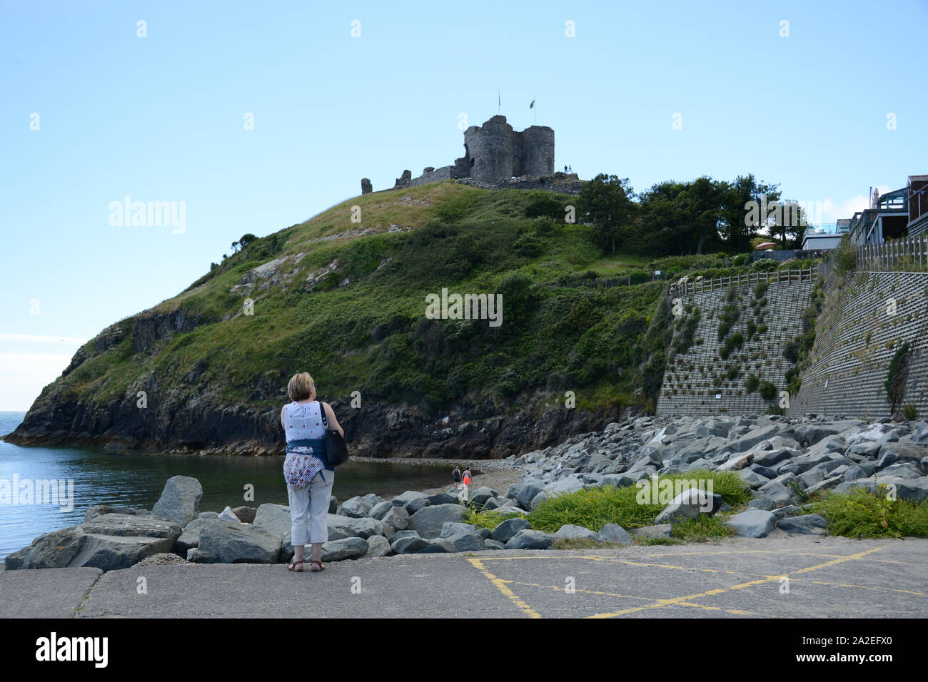 Zu den Ruinen von Criccieth Castle von der Küste im Norden von Wales. Großbritannien Stockfoto
