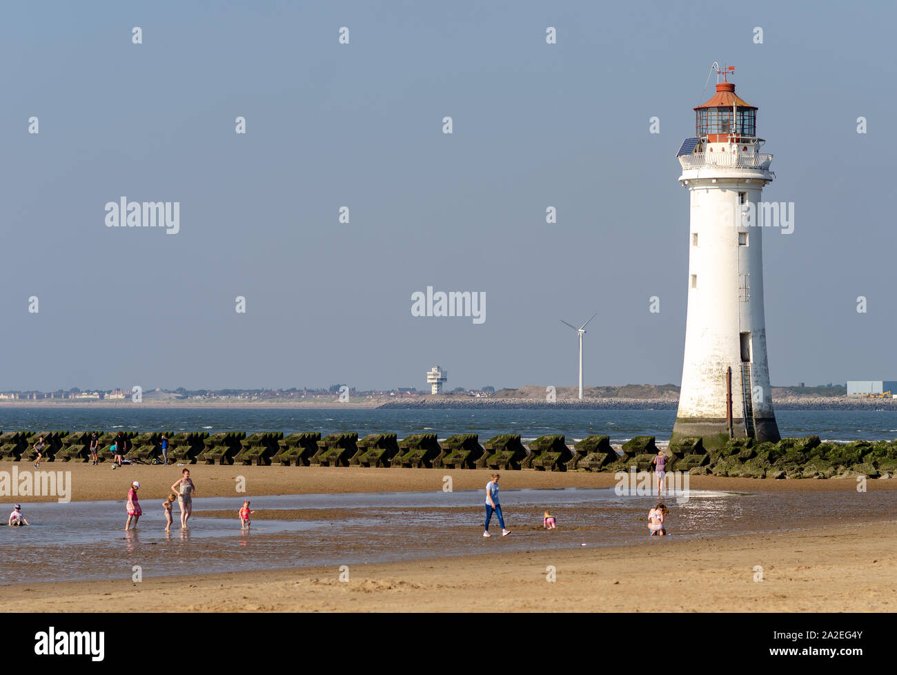 An Land mit einem Leuchtturm in New Brighton, Merseyside, Wallasey, Liverpool, Großbritannien. Stockfoto