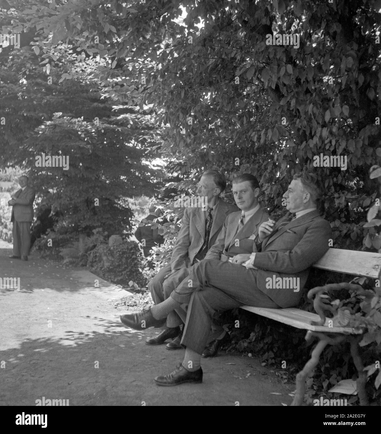 Drei Autorenkollegen von n. Hans Grimm beim Dichtertreffen in lippoldsberg an der Weser, Hessen, 1930er Jahre. Drei Kollegen der Deutschen Autor Hans Grimm in der Sitzung des Dichters in Lippoldsberg, Hessen, 1930. Stockfoto