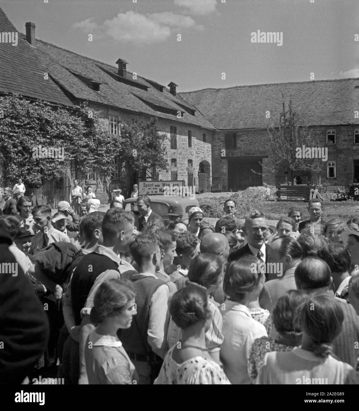 Der deutsche Schriftsteller Hans Grimm (rechts, mit Brille), umringt von Anhängern in Lippoldsberg beim Dichtertreffen, 1930er Jahre. Der deutsche Autor Hans Grimm (r) durch seine Bewunderer in der Sitzung des Dichters von Lippoldsberg, Hessen, 1930er Jahre umgeben. Stockfoto