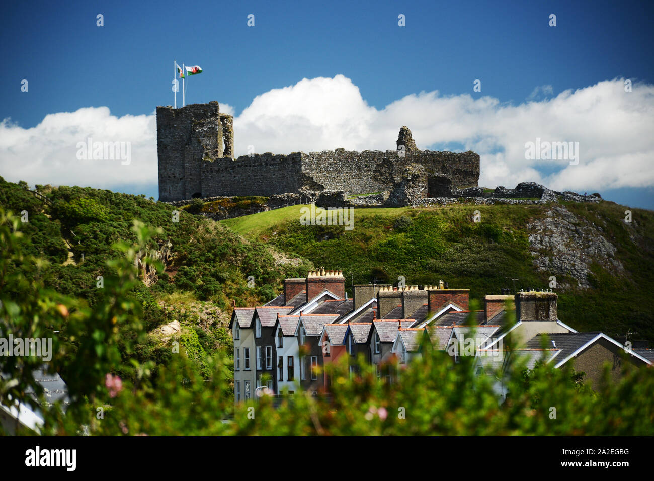 Blick über die Stadt von Criccieth in Richtung seiner Burgruine, der Blick auf die Küste im Süden von Gwynedd in Nordwales dominieren Stockfoto