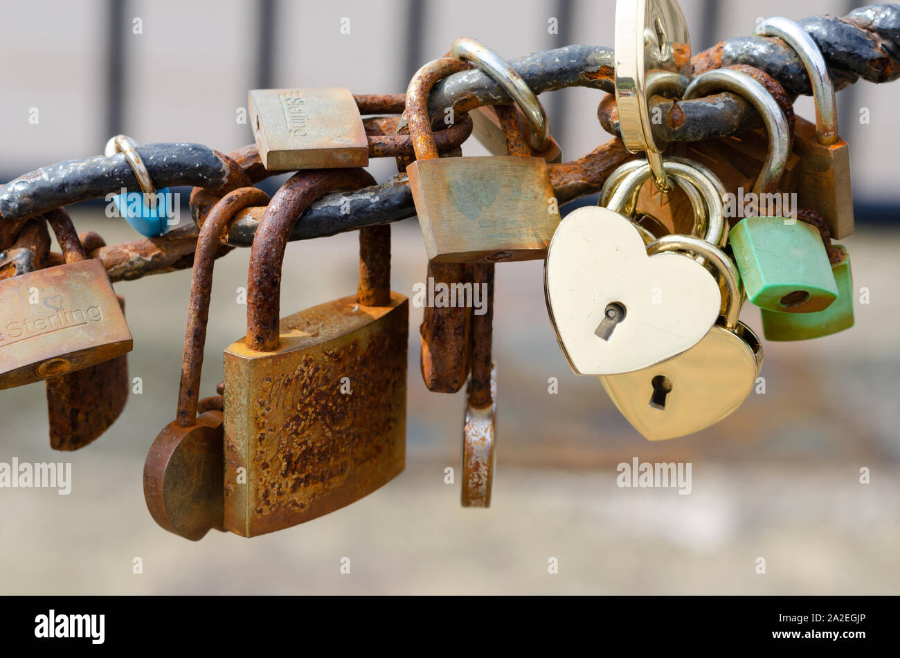 Liebe Schleusen bei Albert Dock, Liverpool. Der Zaun Ketten sind voller Kontraste: Alte verrostete und brandneue Vorhängeschlösser von unterschiedlicher Form und Größe. Stockfoto