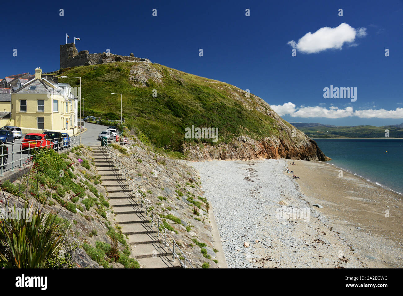 Suche entlang der Promenade und Meer in Richtung Criccieth Castle im Sommer. Stockfoto