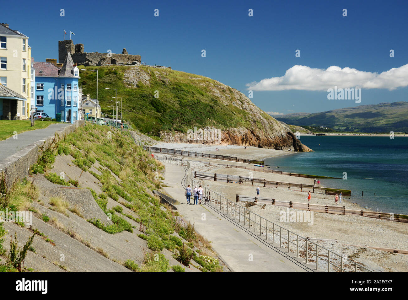 Suche entlang der Promenade Richtung Criccieth Castle hoch auf dem Berg dominierenden Ansichten in North Wales Stockfoto