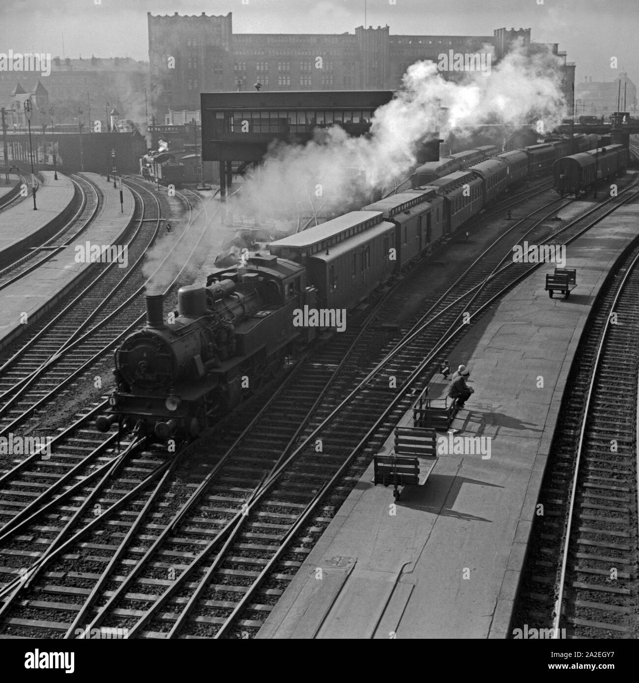 Ein Personenzug, gezogen von einer Lokomotive der Baureihe 74, verlässt den Hauptbahnhof Hamburg, Deutschland 1930er Jahre. Ein Zug mit Dampflokomotive der Baureihe 74 ab Hauptbahnhof Hamburg, Deutschland 1930. Stockfoto