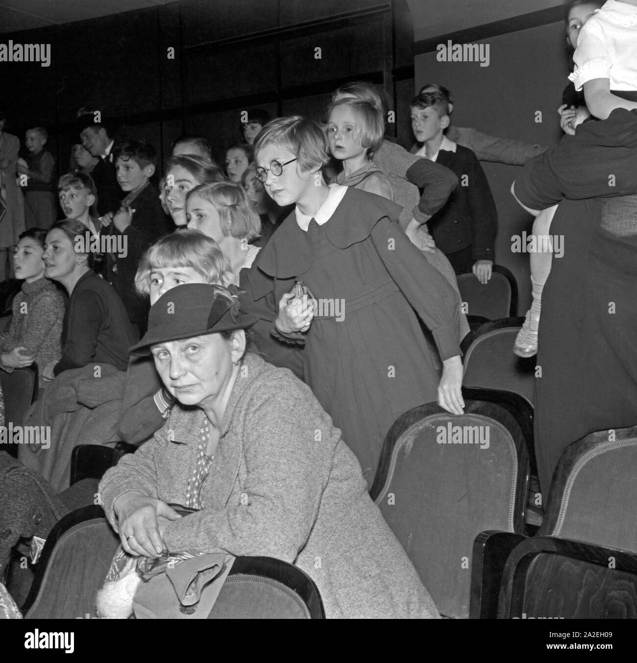 Das pubikum bei der kindervorstellung im Rose Theater in Berlin Friedrichshain, Deutschland 1930er Jahre. Die Adience bei der Kinder zeigen im Rose Theater in Berlin, Deutschland 1930. Stockfoto