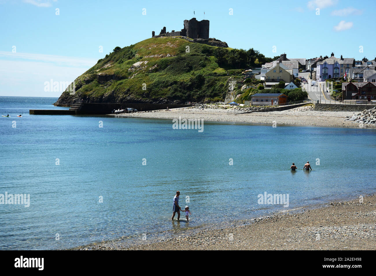 Blick über die Bucht in Richtung Criccieth Castle hoch auf dem Berg im Süden von Gwynedd in Nordwales Stockfoto