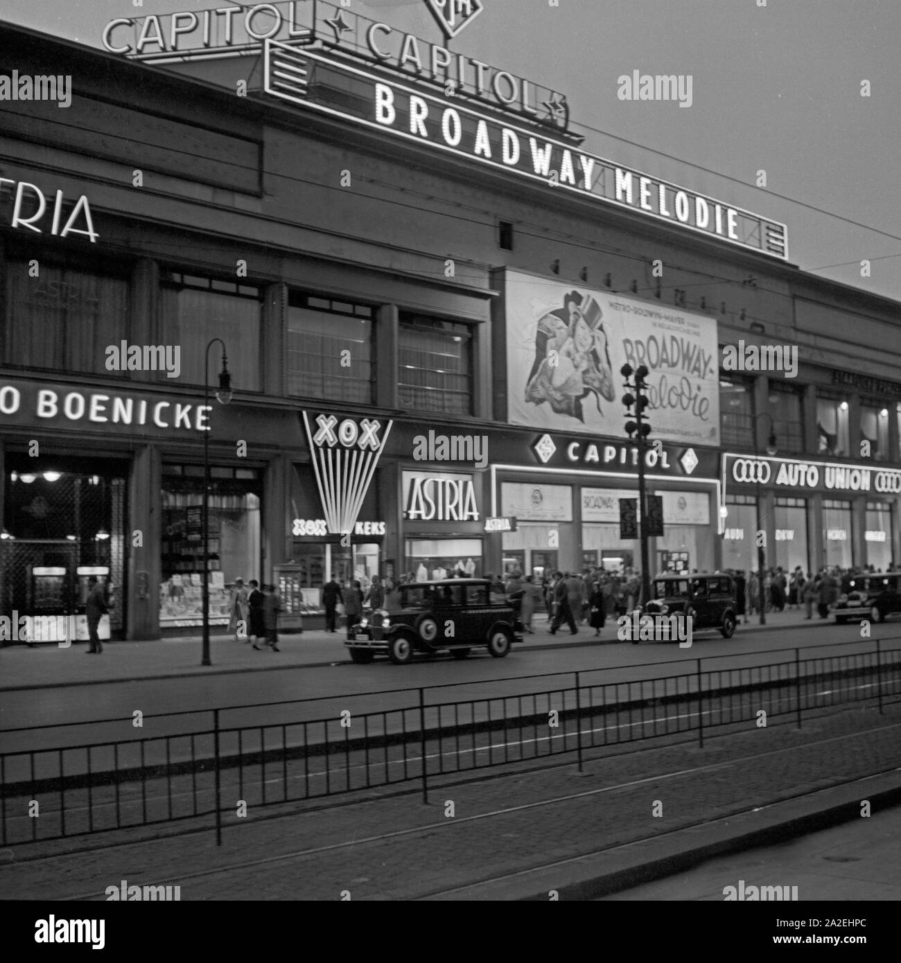 Das astria Ufa Capritol Kino in der Dämmerung, Berlin, Deutschland 1930er Jahre. Die astria Ufa ...