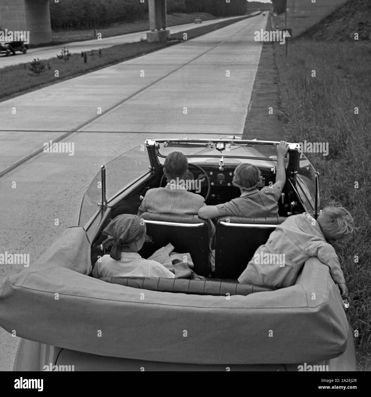 Mit dem Ford V8 Cabrio unterwegs auf der Autobahn Berlin Stettin, Deutschland 1930er Jahre. Auf der Autobahn zwischen Berlin und Stettin mit der Ford V8 Cabriolet, Deutschland 1930. Stockfoto