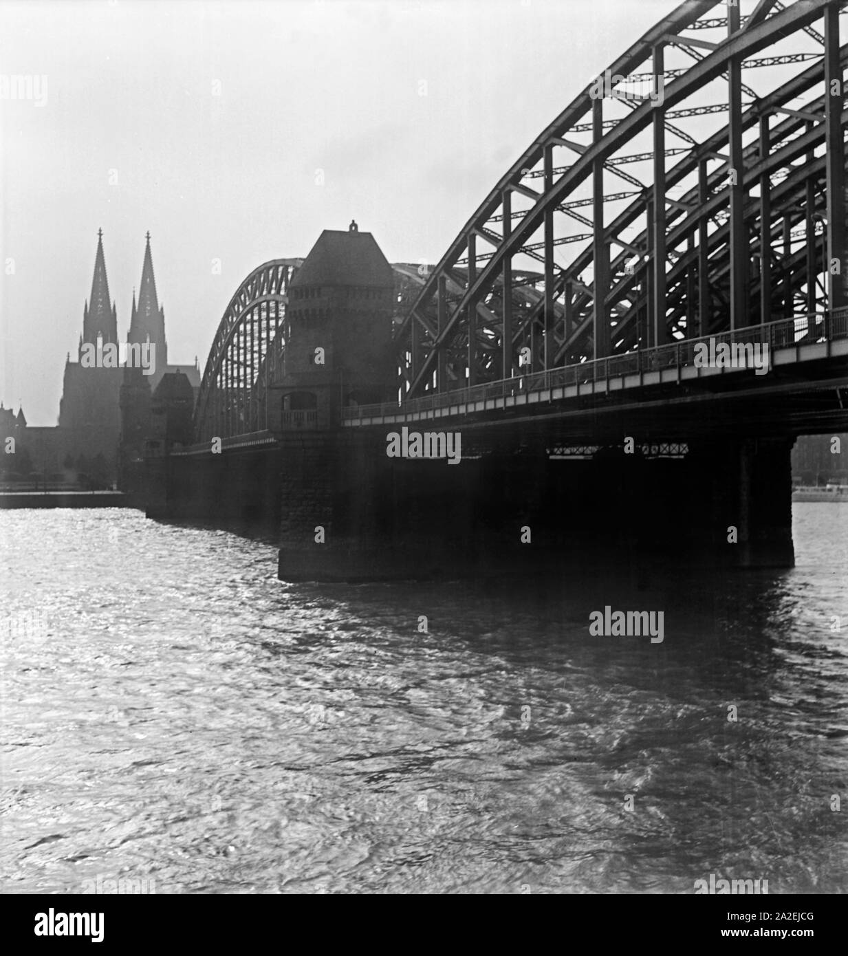 Blick von der rechten Rheinseite in Deutz in die Hohenzollernbrücke und den Hohen Dom zu Köln, 1930er Jahre, Stockfoto