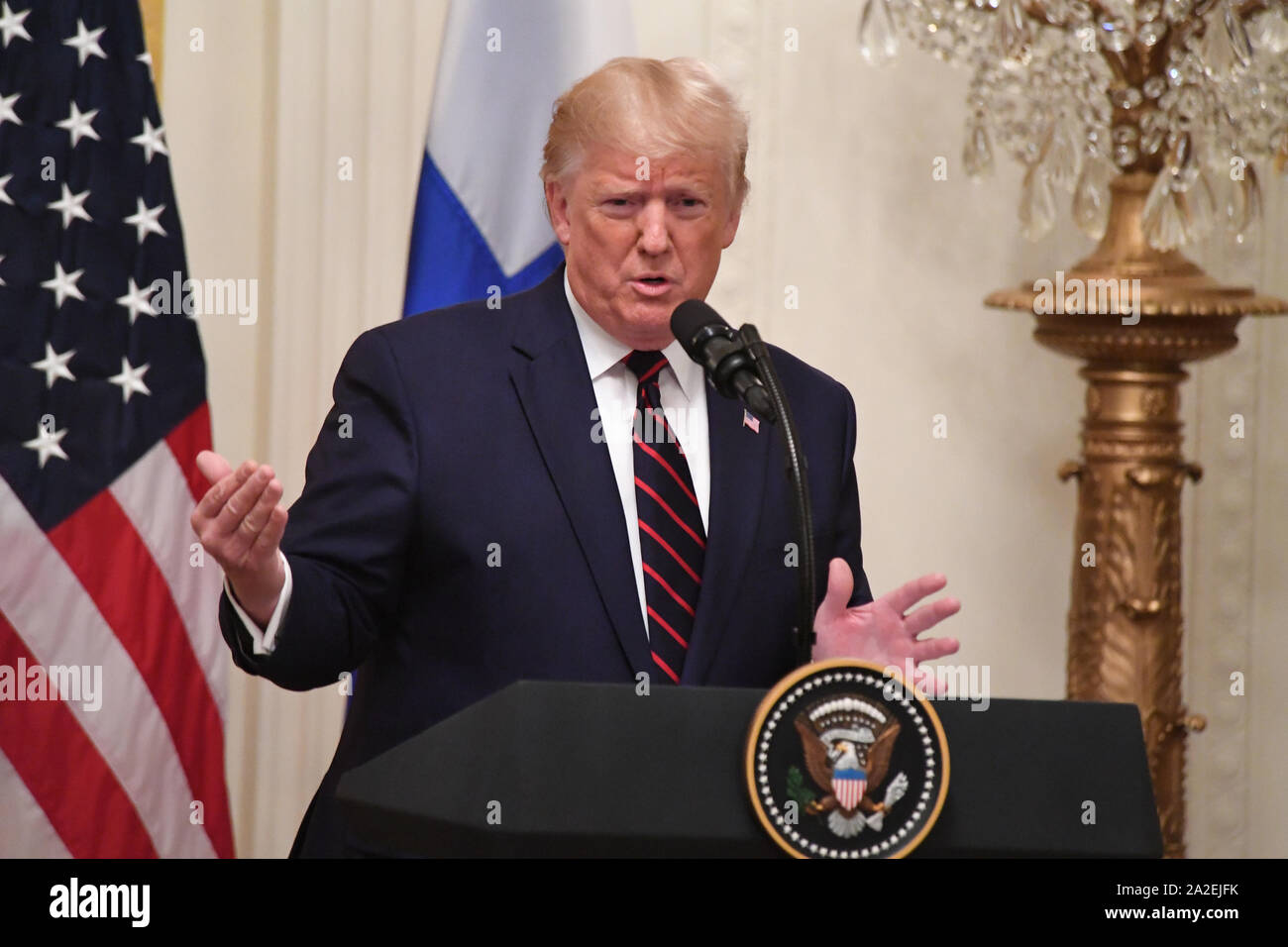 Washington DC, USA. 2. Okt, 2019. 10/2/19 Das Weiße Haus - Washington DC. Präsident Donald Trump begrüßt Finnlands Präsident Sauli Niinistö zum Weißen Haus. Die beiden Führer eine gemeinsame Pressekonferenz, wo Trumpf zu Fragen betreffend Amtsenthebung Untersuchung geantwortet hat. Credit: Christy Bowe/ZUMA Draht/Alamy leben Nachrichten Stockfoto Washington DC, USA. 2. Okt, 2019. 10/2/19 Das Weiße Haus - Washington DC. Präsident Donald Trump begrüßt Finnlands Präsident Sauli Niinistö zum Weißen Haus. Die beiden Führer eine gemeinsame Pressekonferenz, wo Trumpf zu Fragen betreffend Amtsenthebung Untersuchung geantwortet hat. Credit: Christy Bowe/ZUMA Draht/Alamy leben Nachrichten Stockfoto