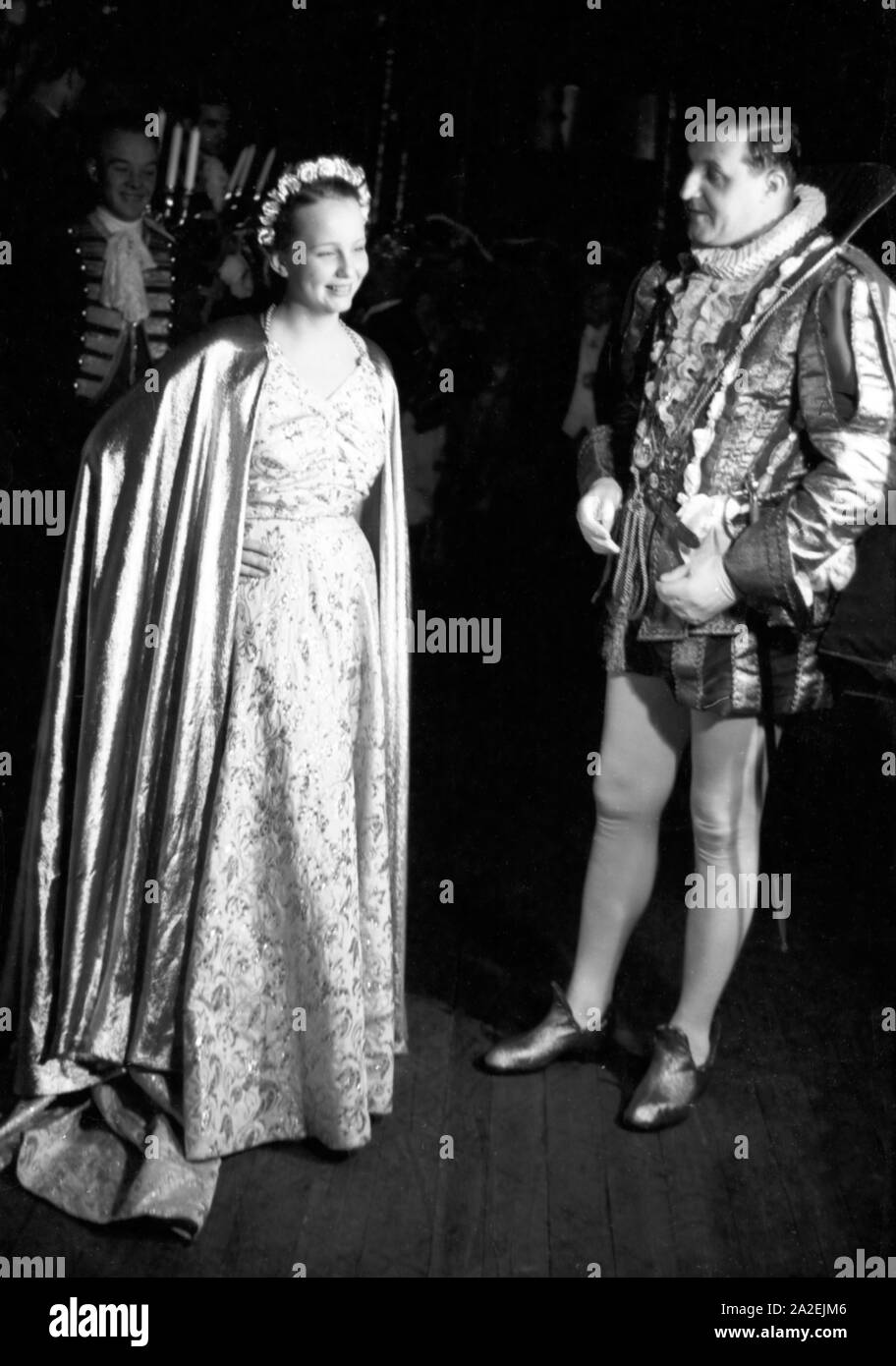 Das Prinzenpaar der Fastnacht in Mainz, Martin Ohaus und Hildegard Kühne im Jahre 1938 kurz vor der Proklamation hinter der Bühne der Stadthall, zum hundertjährigen Jubiläum des Mainzer Carneval Verein (MCV). Die hoheiten des Karnevals in Mainz 1938, anlässlich des 100. Jahrestages der führenden lokalen Karnevalsverein, Minuten vor dem Volk vorgelegt wird. Stockfoto