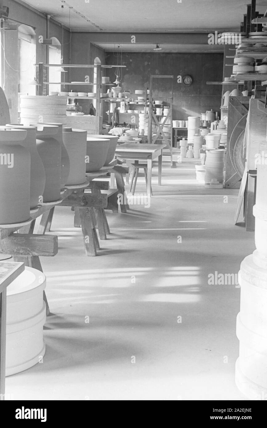 Die Werkstatt der Staatlichen Porzellanmanufaktur in Berlin, Deutschland, 1930er Jahre. Die Werkstätten der Staatlichen Porzellan-Manufaktur in Berlin, Deutschland 1930. Stockfoto