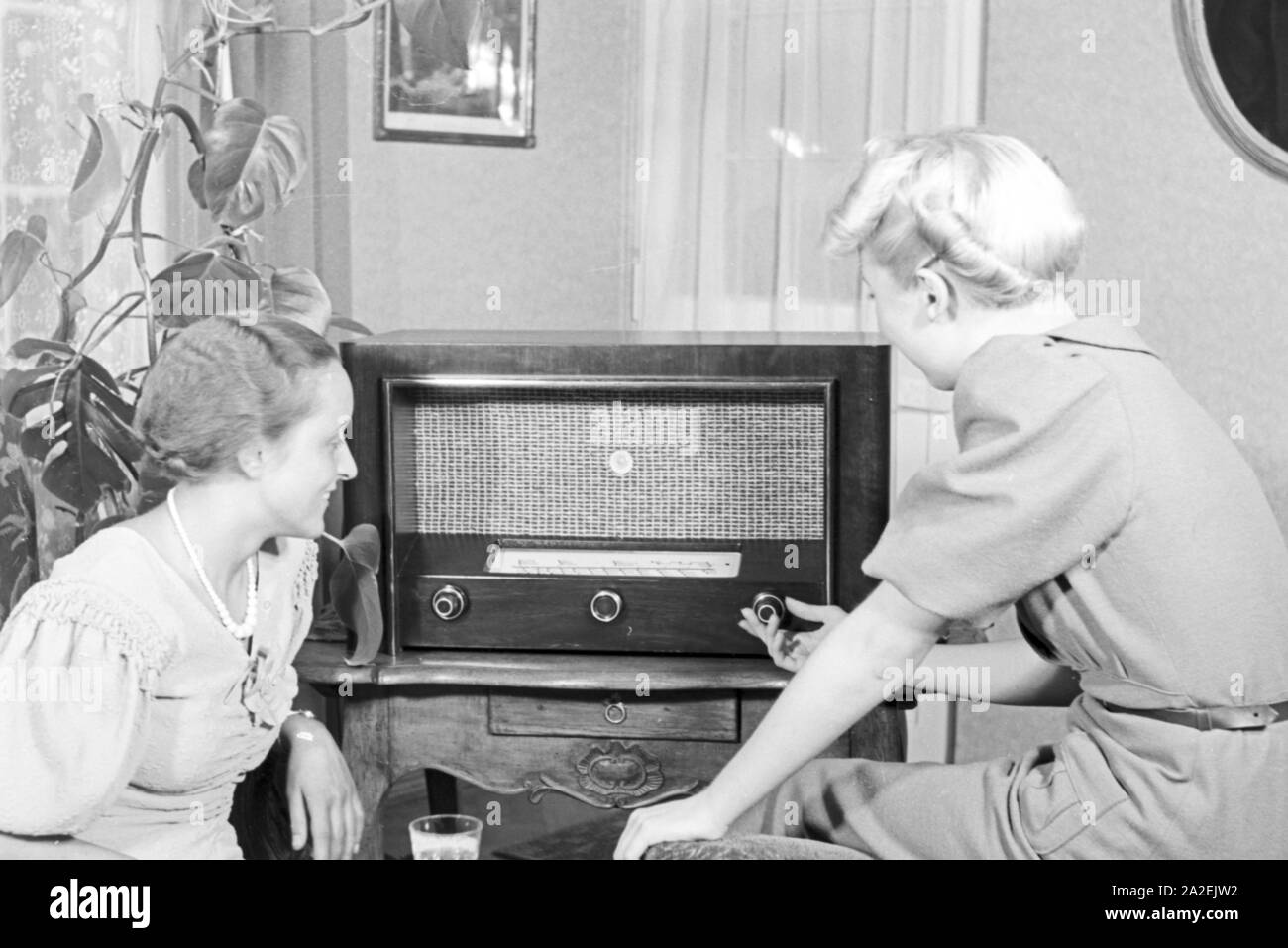 Zwei Frauen hören Radio, Deutschland 1930er Jahre. Zwei Frauen Radio hören,  Deutschland 1930 Stockfotografie - Alamy