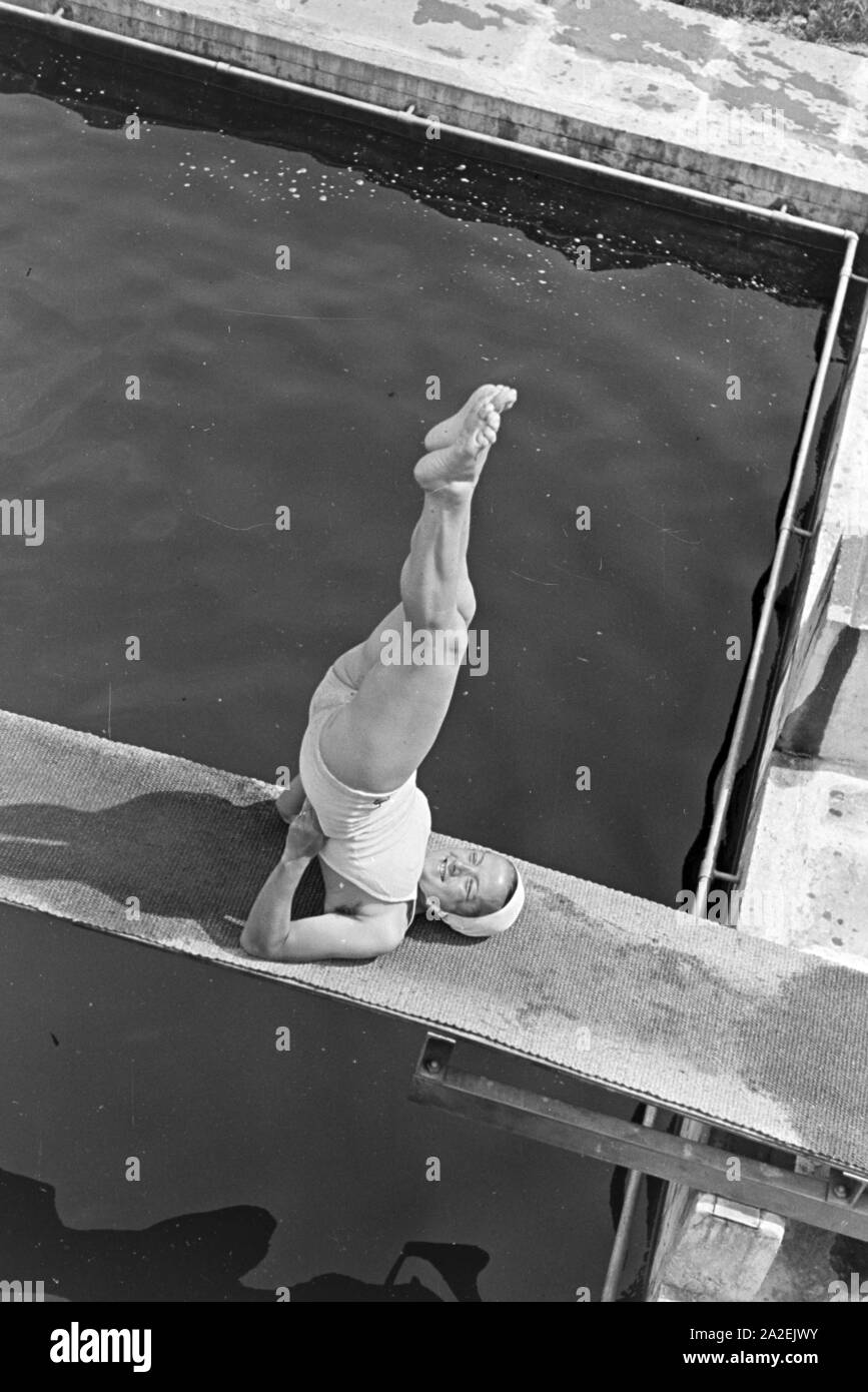 Im Freibad ein Einem Heißen Sommertag, 1930er Jahre Deutschland. Im Freibad an einem heißen Sommertag, Deutschland der 1930er Jahre. Stockfoto