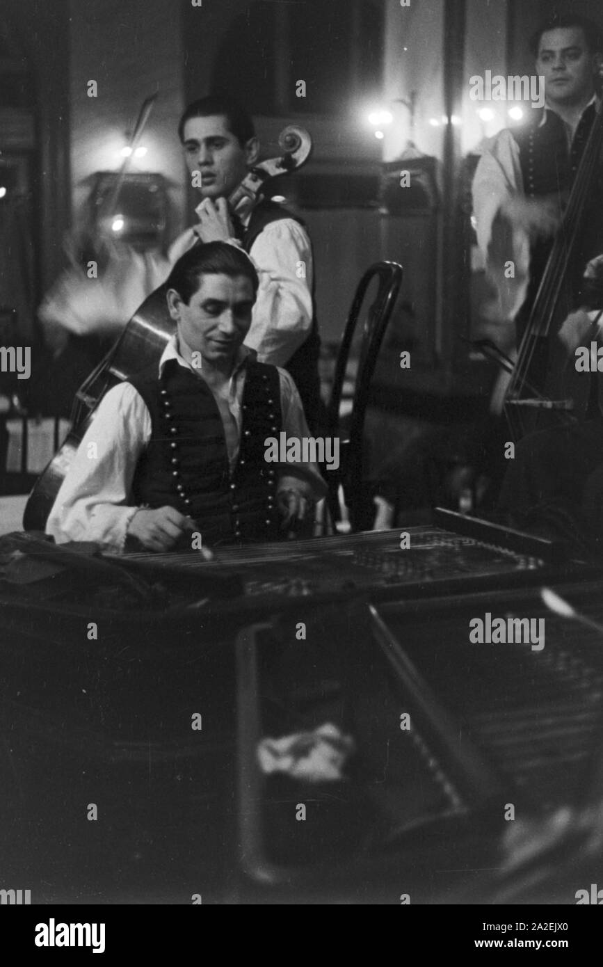 Ein Zigeuner Orchester spielt in Budapest, Ungarn, 1930. A gypsy Orchestra plaing in Budapest, Ungarn 1930. Stockfoto