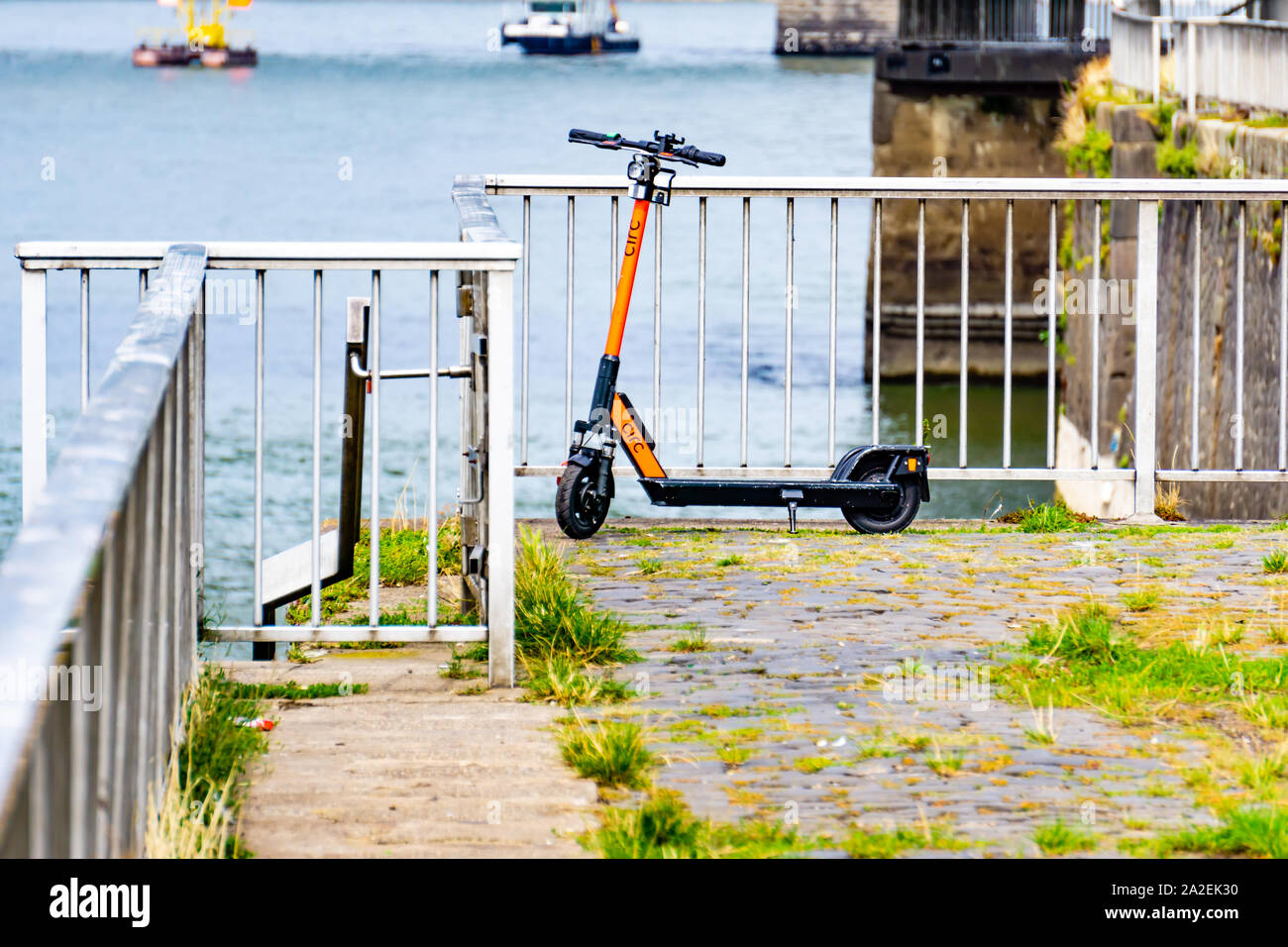 Eine E Scooter an den Ufern des Rheins in Köln Stockfoto