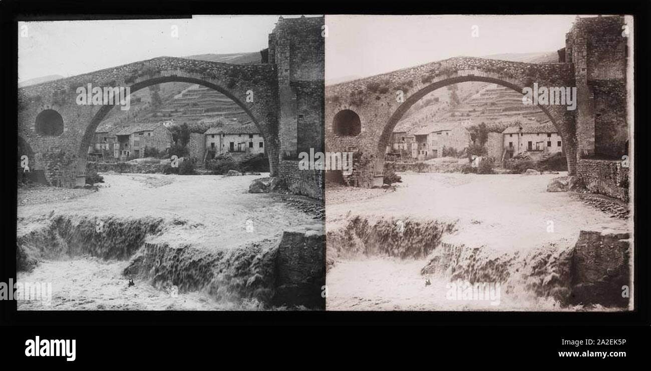 El Pont Nou de Camprodon amb El riu Ter ich Fällen al Fons. Stockfoto
