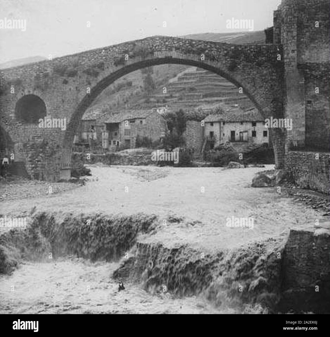 El Pont Nou de Camprodon amb El riu Ter ich Fällen al Fons (7/8). Stockfoto