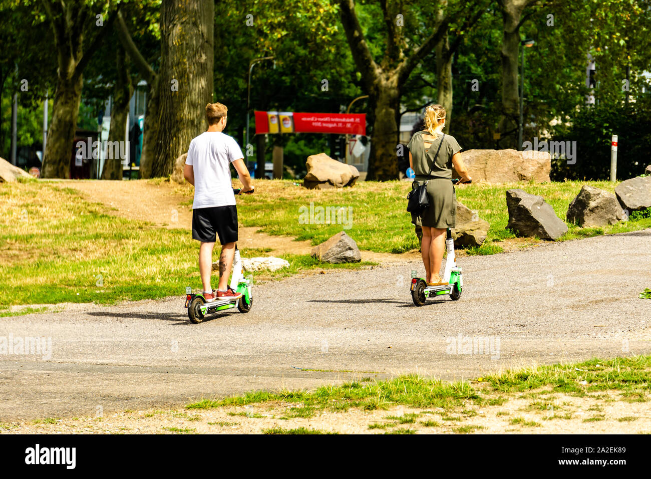 Zwei Leute fahren in Köln mit einem E scooter Stockfoto