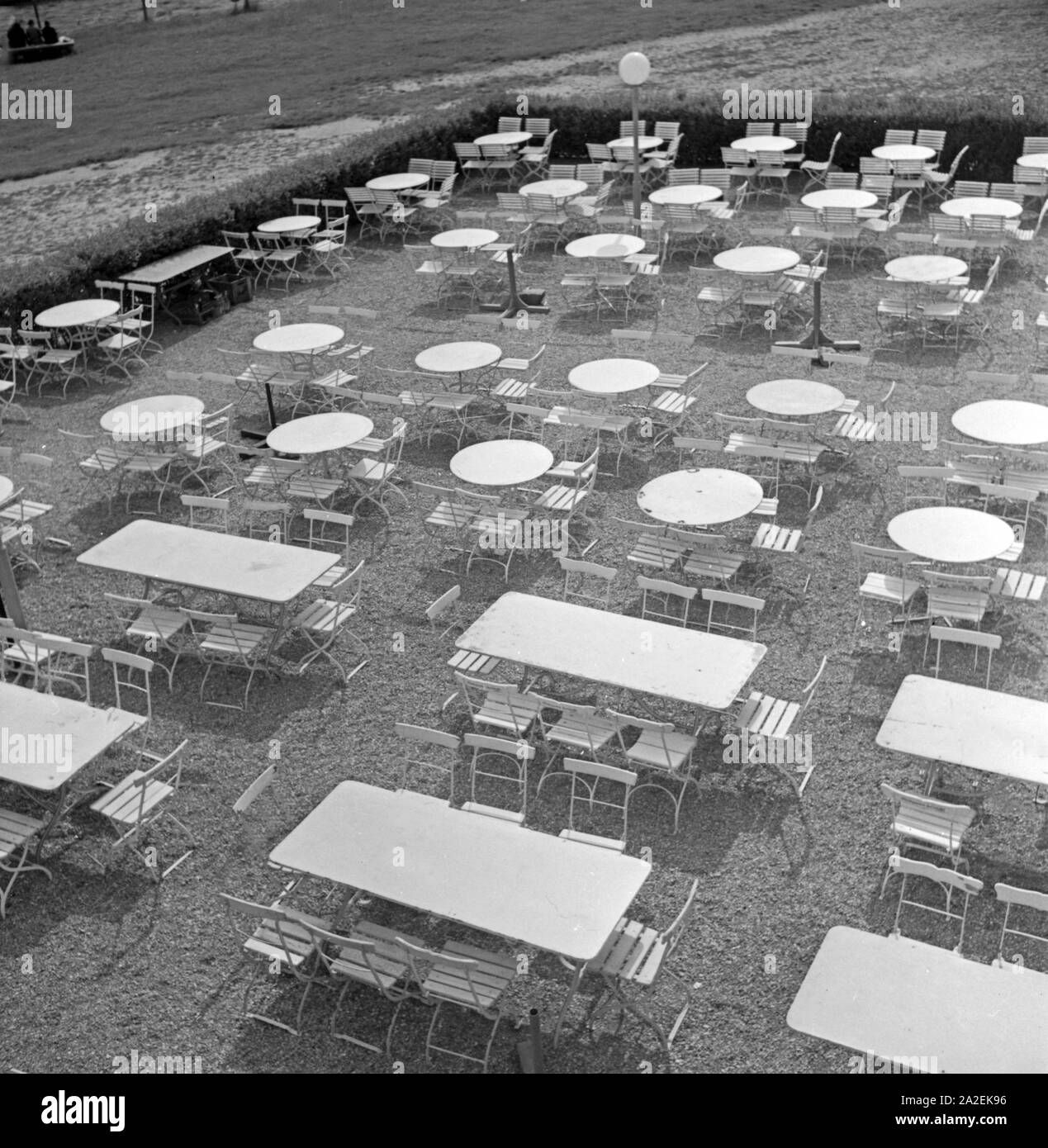 Tische und Stühle einer Außengastronomie bei Schloss Solitude in Stuttgart, Deutschland, 1930er Jahre. Tische und Stühle an ein Open air Restaurant auf Schloss Solitude bei Stuttgart, Deutschland 1930. Stockfoto