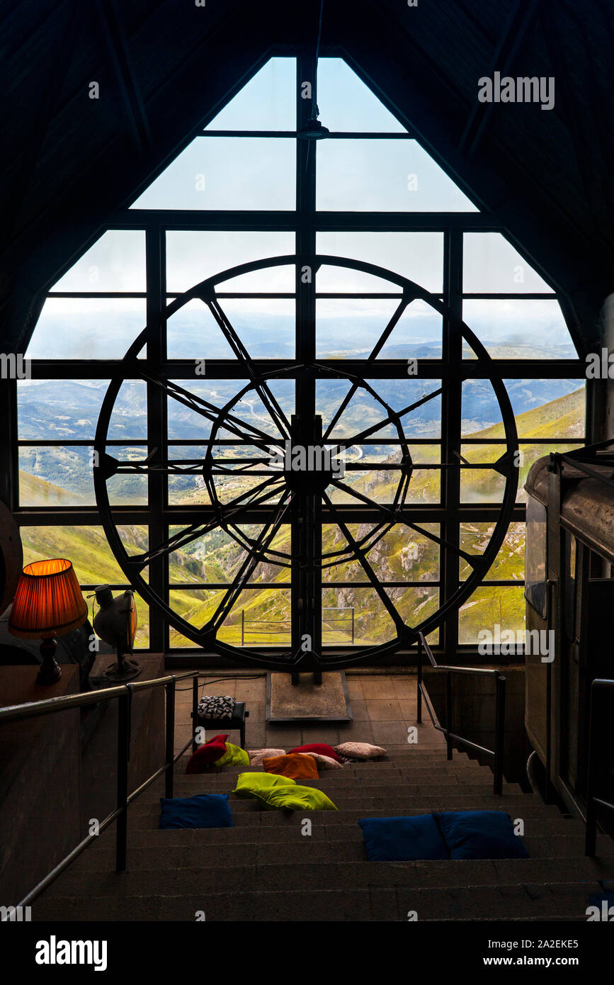 Die alte 2.130 m hohen Seilbahn oben auf der Hochebene des Campo Imperator im Nationalpark Gran Sasso, Abruzzen, Italien Stockfoto