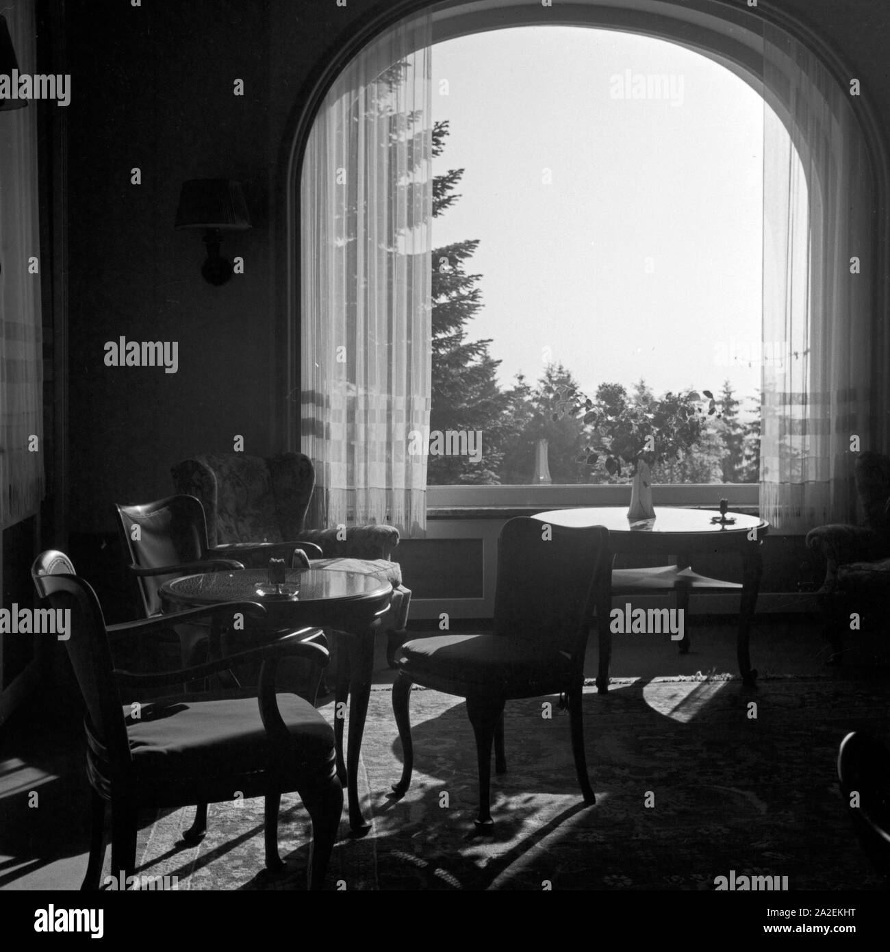Vornehm eingerichtetes Zimmer im Hotel Waldlust in Freudenstadt im Schwarzwald, Deutschland 1930er Jahre. Edle Interieur der Zimmer des Hotels "waldlust" in Freudenstadt im Schwarzwald, Deutschland der 1930er Jahre. Stockfoto