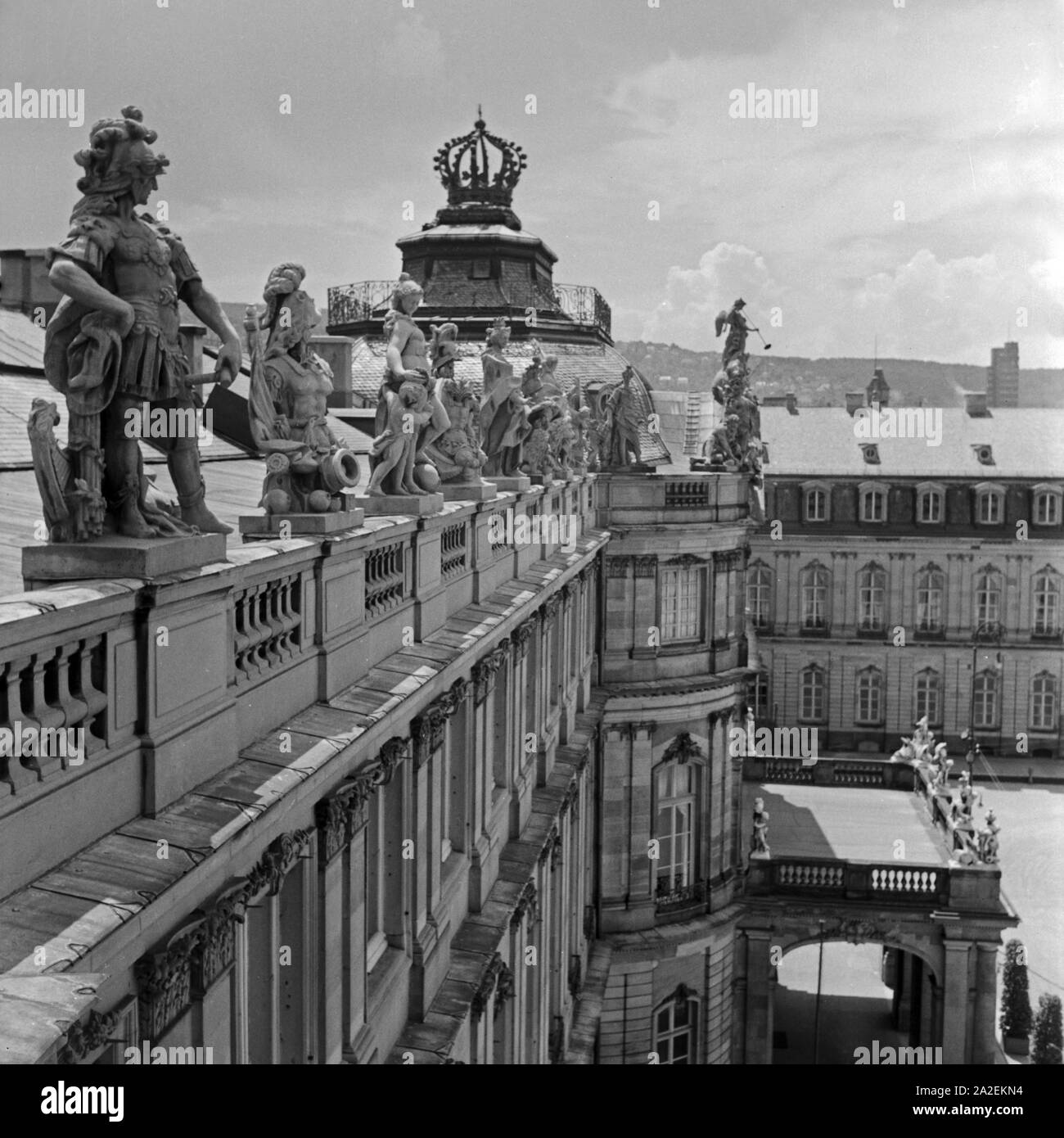 Die Statuen auf dem Dach des Neuen strapaziert in Stuttgart, Deutschland, 1930er Jahre. Skulpturen auf dem Dach des Neuen Schlosses in Stuttgart, Deutschland 1930. Stockfoto