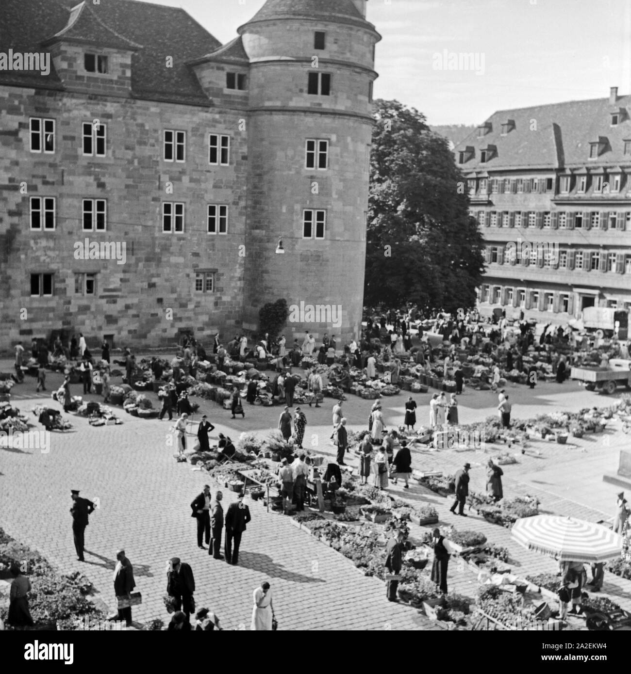 Markttag auf dem Platz vor dem Alten Schloss in Stuttgart, Deutschland, 1930er Jahre. Marktstände auf dem Platz in der Nähe der alten Burg, Stuttgart, 1930. Stockfoto