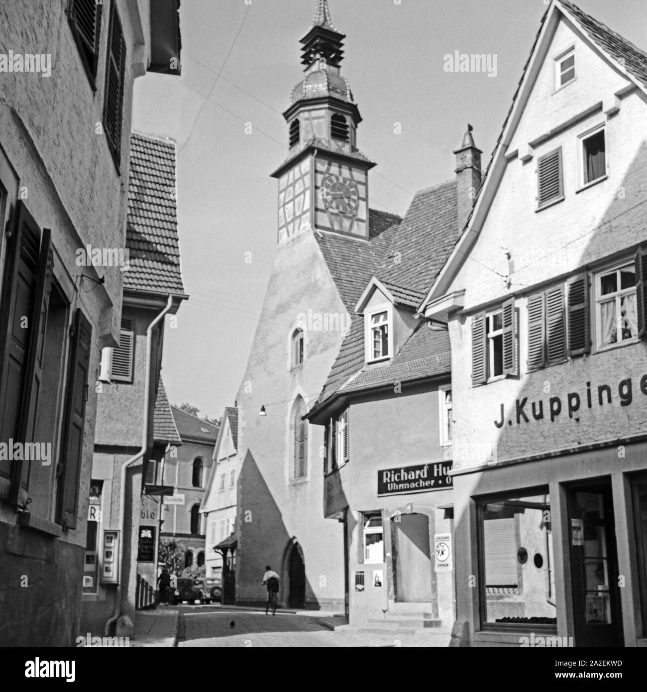 Blick durch die kurze Straße in sterben Niolkauskirche in Waiblingen, Deutschland 1930er Jahre. Blick durch kurze Straße Fahrbahn, die St. Nicolas Kirche in Waiblingen, Deutschland 1930. Stockfoto