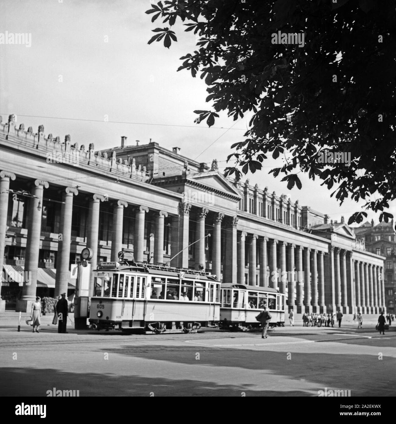 Straßenbahn der Linie 2 mit Ziel Westbahnhof vor dem Königsbau in Stuttgart, Deutschland, 1930er Jahre. Mit dem Tram 2 in Richtung Westbahnhof vor Koenigsbau Palast bei Stuttgart, Deutschland 1930. Stockfoto