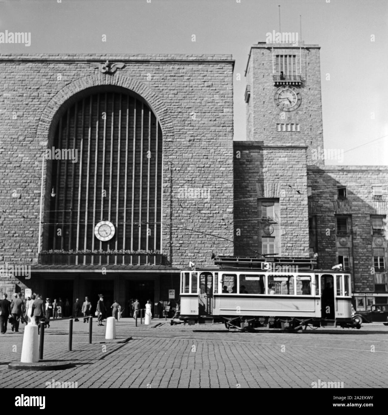 Straßenbahn der Linie 3 vor dem Hauptbahnhof in Stuttgart, Deutschand 1930er Jahre. Mit dem Tram 3 Vor dem Hauptbahnhof Stuttgart, Deutschland 1930. Stockfoto