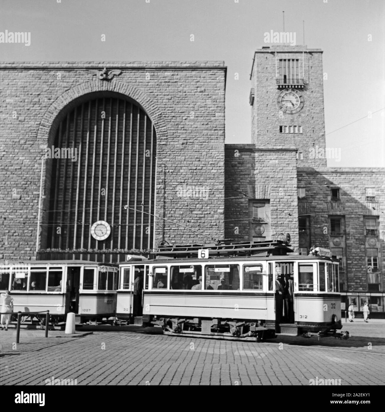Straßenbahn der Linie 6 vor dem Hauptbahnhof in Stuttgart, Deutschand 1930er Jahre. Mit dem Tram 6 Vor dem Hauptbahnhof Stuttgart, Deutschland 1930. Stockfoto