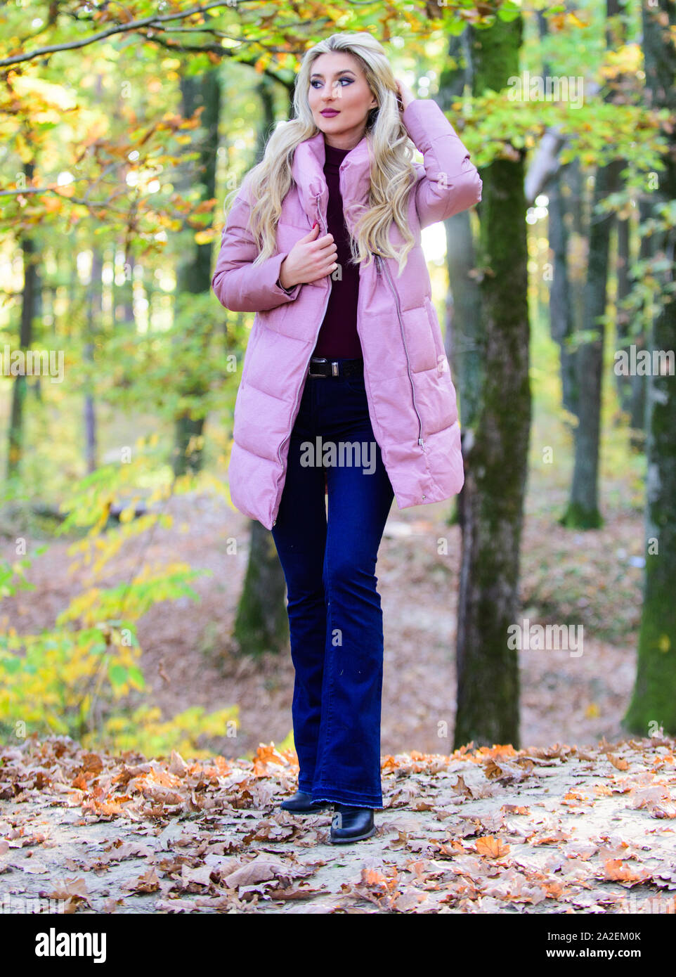 Wie rock Puffer Jacke wie Star. Puffer Fashion Concept. Outfit beweisen  Puffer Mantel kann stilvollen Look. Mädchen modisch blond Spaziergang im  Park. Jacken sollte jeder haben. Beste puffer Mäntel zu kaufen  Stockfotografie -