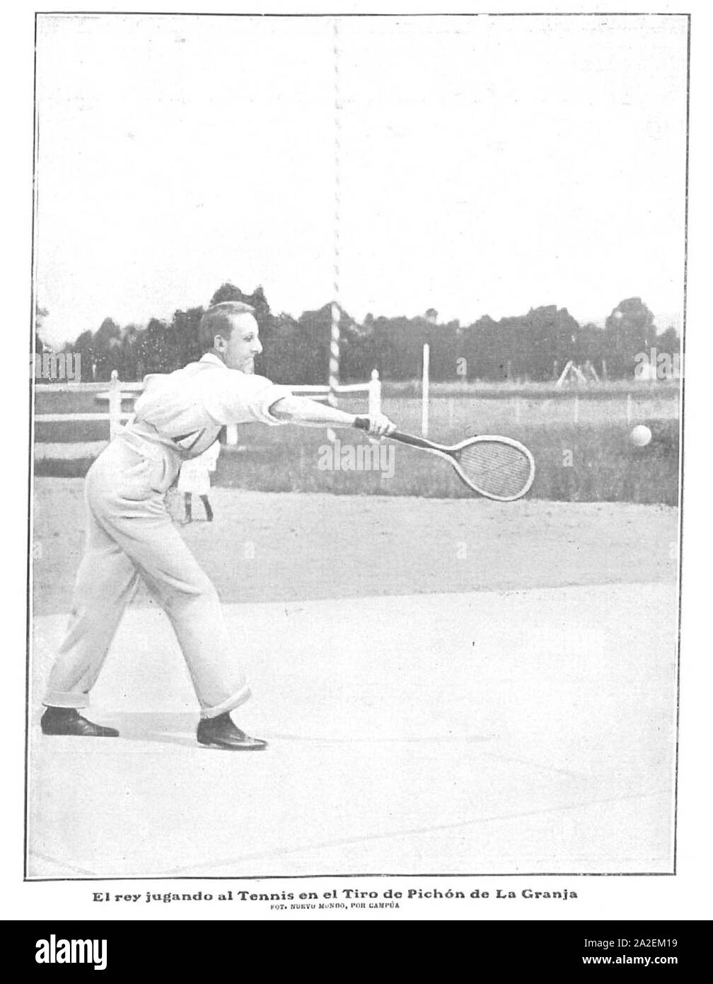 El Rey jugando al Tennis en El Tiro de Pichón de La Granja, de Campúa, Nuevo Mundo, 19-07-1906. Stockfoto