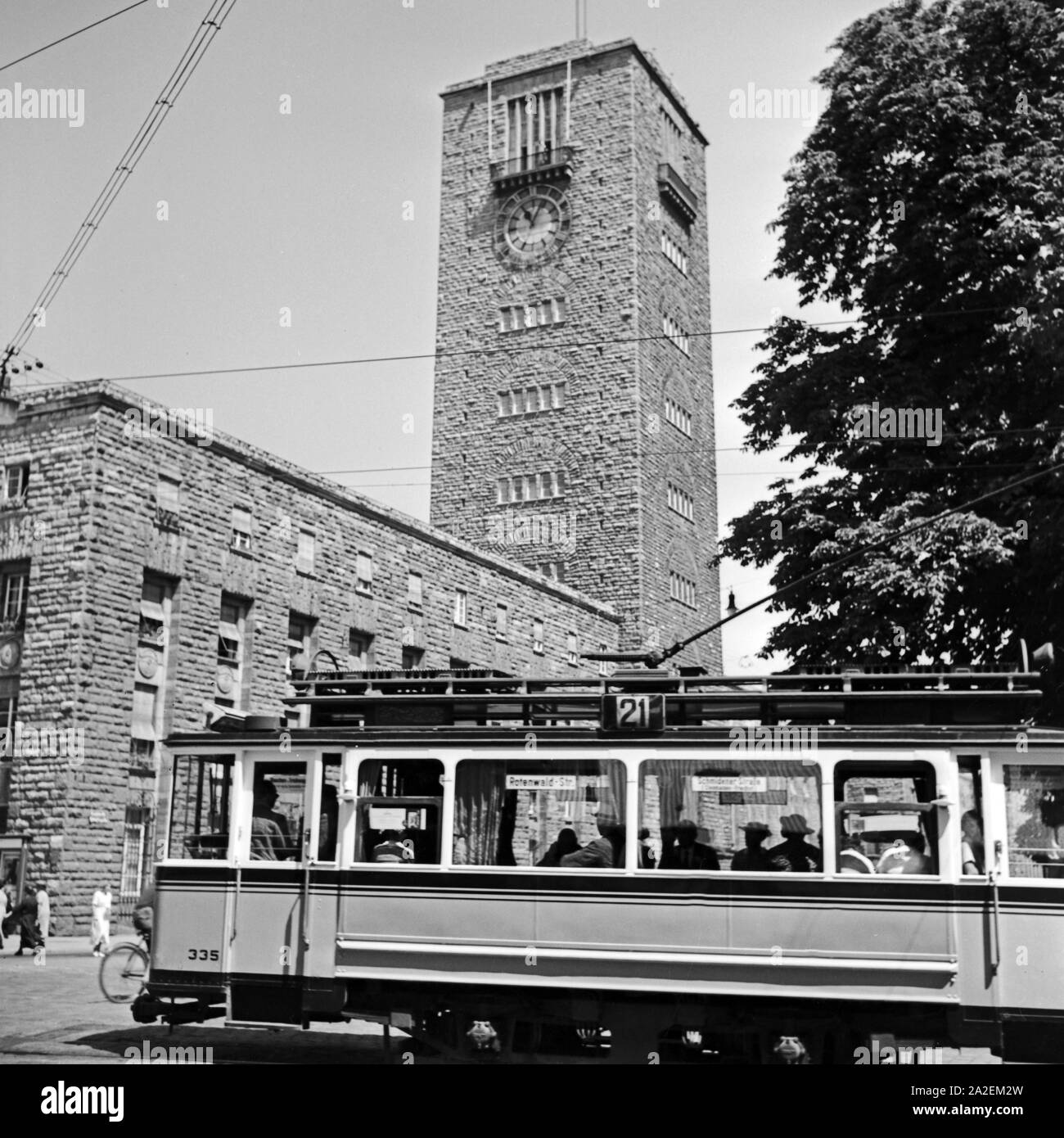 Straßenbahn der Linie 2 am Hauptbahnhof in Stuttgart, Deutschland, 1930er Jahre. Mit dem Tram 2 Vor dem Hauptbahnhof Stuttgart, Deutschland 1930. Stockfoto