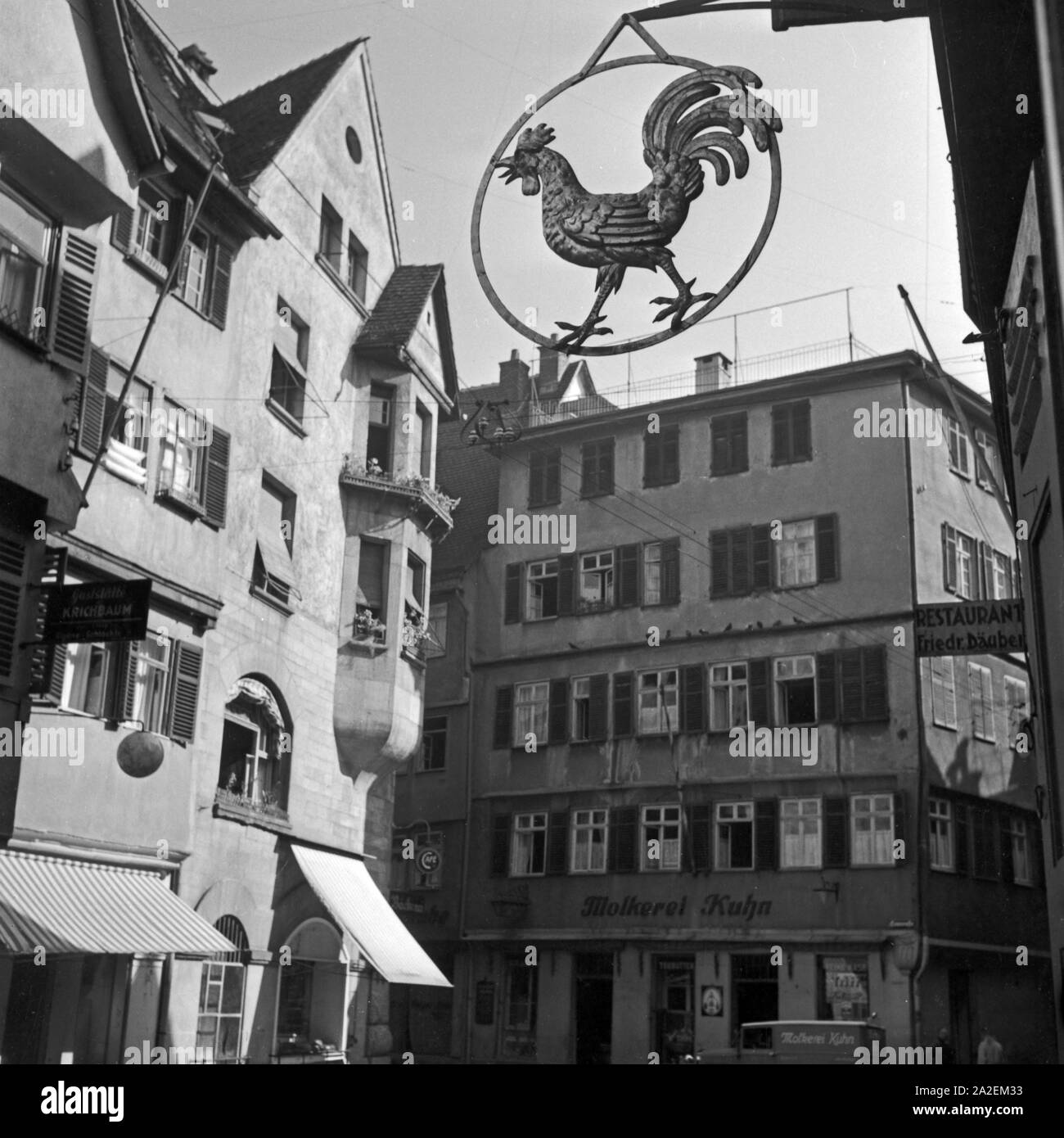 Blick in die Molkerei Kuhn und das Restaurant Däuber in der Innenstadt von Stuttgart, Deutschland 1930er Jahre. Blick auf Kuhns Milchprodukte und Daeuber's Restaurant in der Innenstadt von Stuttgart, Deutschland 1930. Stockfoto