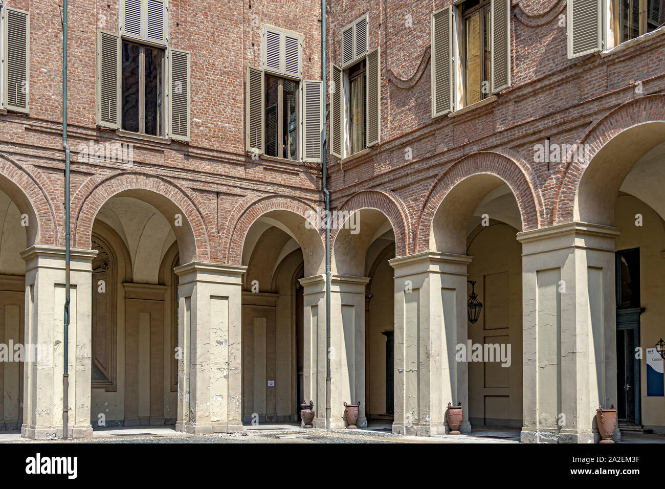 Ein gewölbter Gang im Innenhof des Königspalastes von Turin, Turin, Italien Stockfoto