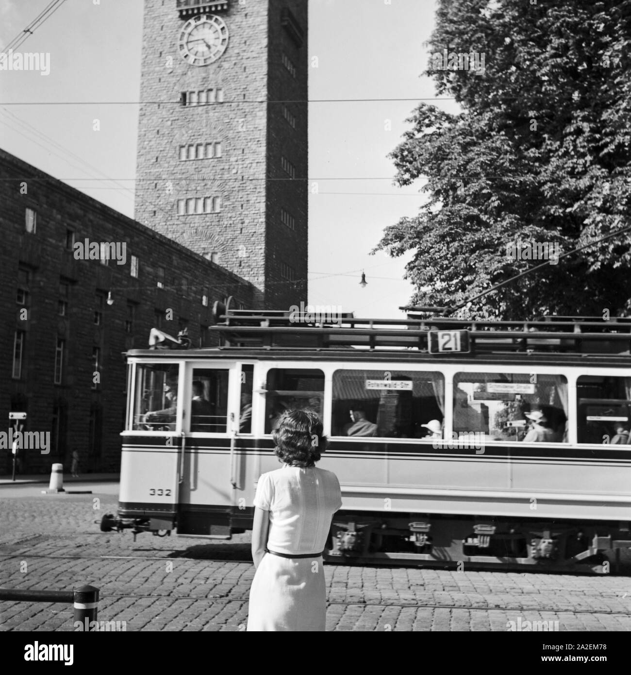 Passanten Sie Und sterben Straßenbahn der Linie 20 Vor Dem Hauptbahnhof in Stuttgart, Deutschland, 1930er Jahre. Passanten und eine Straßenbahn der Linie 20 vor dem Stuttgarter Hauptbahnhof, Deutschland der 1930er Jahre. Stockfoto