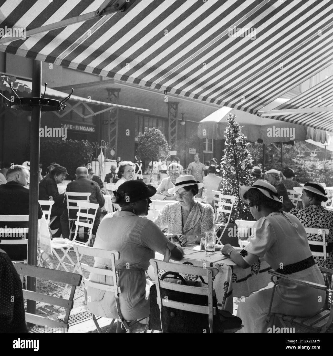 Menschen in Einem Cafe in Stuttgart, Deutschland, 1930er Jahre. Menschen in einem Café in Stuttgart, Deutschland der 1930er Jahre. Stockfoto