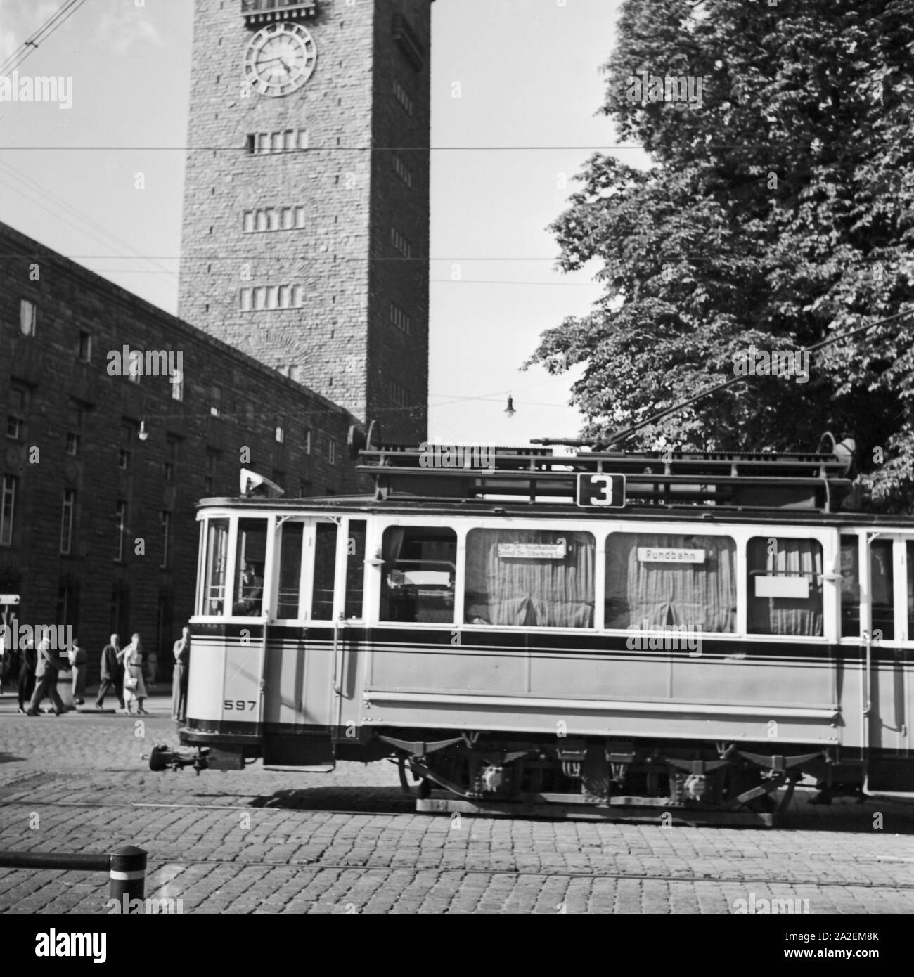 Straßenbahn der Linie 3 vor dem Hauptbahnhof in Stuttgart, Deutschland, 1930er Jahre. Die Straßenbahn der Linie 3 vor dem Hauptbahnhof Stuttgart, Deutschland 1930. Stockfoto