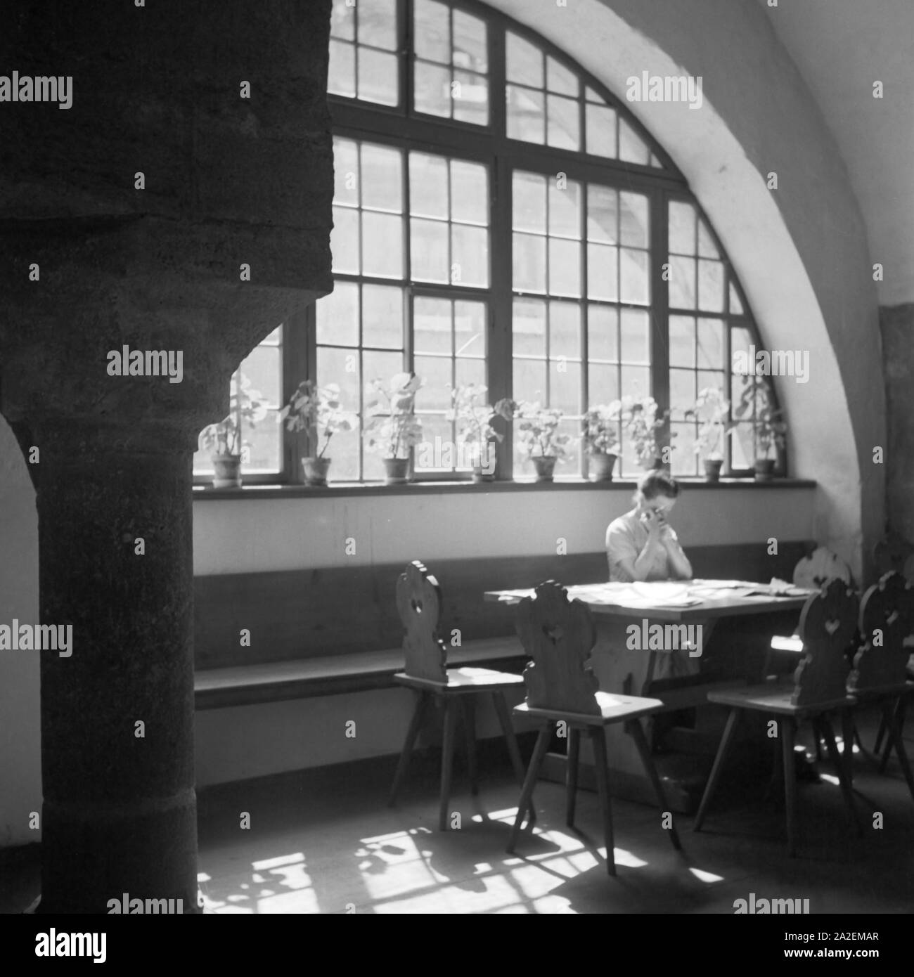 In einem alten Gasthaus in Rothenburg o.d. Tauber, Deutschland 1930er Jahr. In einem alten Inn in Rothenburg o.d. Tauber, Deutschland 1930. Stockfoto